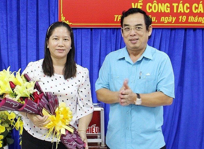 Chủ tịch UBND tỉnh Bạc Liêu Dương Thành Trung chúc mừng bà Lê Kim Thúy (Ảnh: Nguyễn Thanh/Zing)