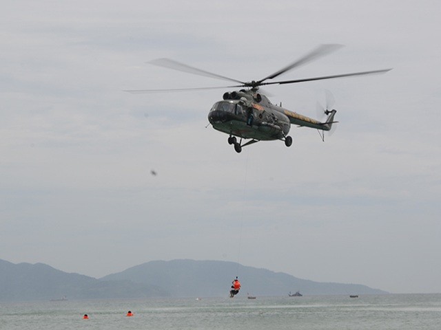 Đề nghị dùng trực thăng cứu hộ 10 thuyền viên đang gặp nguy hiểm trên biển