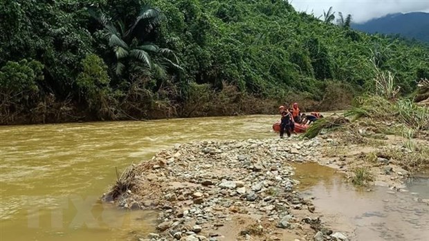 Lực lượng cứu hộ vào khu vực thủy điện Rào Trăng 3 để tìm kiếm những người mất tích. Ảnh: TTXVN 