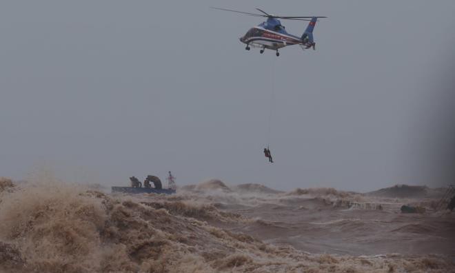 Trực thăng và đặc công hải quân cứu các thuyền viên gặp nạn.