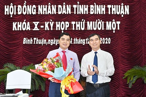 Ông Nguyễn Hoài Anh (trái) được bầu giữ chức Chủ tịch HĐND tỉnh Bình Thuận. Ảnh: Đình Hòa.