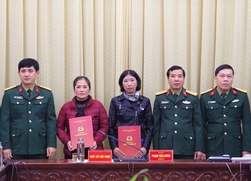 Bộ CHQS tỉnh Nghệ An trao quyết định tuyển dụng cho các thân nhân liệt sĩ. Ảnh: Báo Quân khu 4.