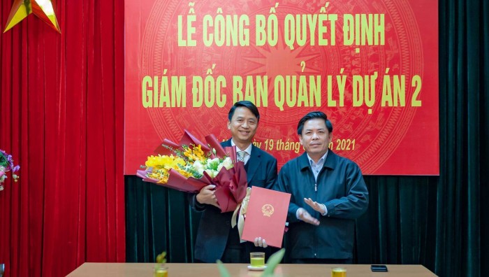 Bộ trưởng Nguyễn Văn Thể trao quyết định bổ nhiệm Giám đốc Ban QLDA 2 cho ông Lê Thắng. Ảnh: BGT