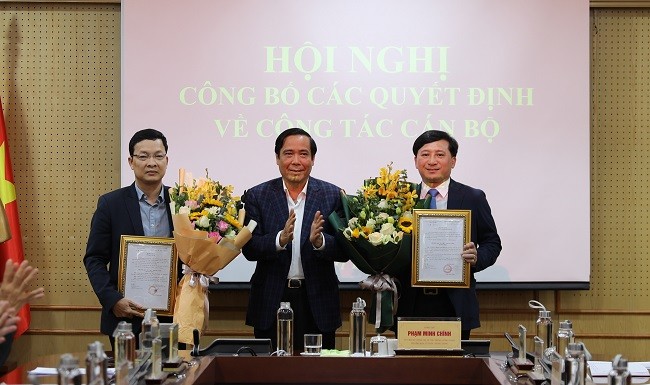 Đồng chí Nguyễn Thanh Bình, Phó Trưởng ban Thường trực Ban Tổ chức Trung ương đã trao các quyết định về công tác cán bộ. Ảnh: XDĐ