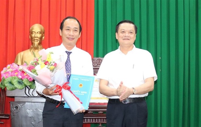 Ông Dương Tấn Hiển - Phó Chủ tịch UBND TP Cần Thơ trao quyết định cho ông Phạm Phú Trường Giang.
