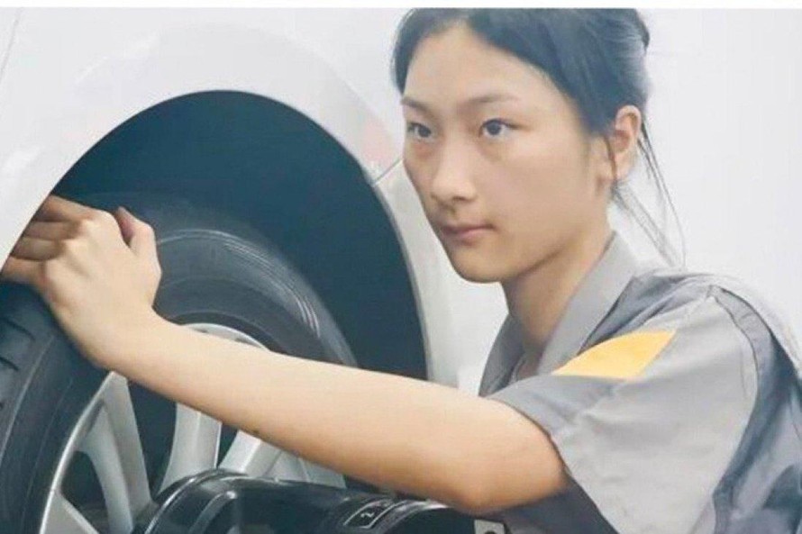 Gu Huijing chiến thắng cuộc thi sửa chữa ô tô cấp tỉnh khi mới chỉ 17 tuổi.
