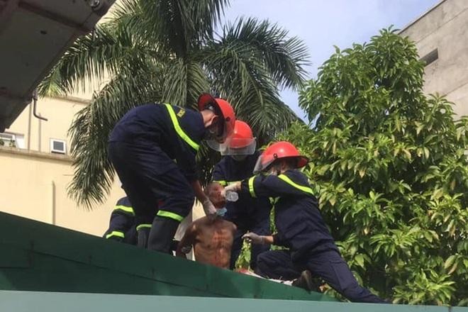 Lực lượng cứu nạn cứu hộ tiếp cận người đàn ông đòi nhảy lầu tự vẫn. Ảnh: PCCC cung cấp