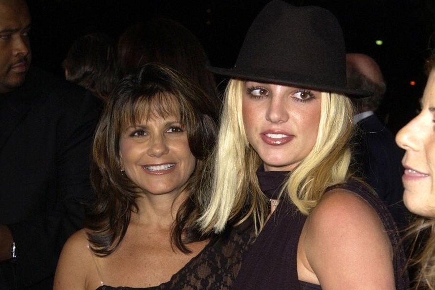 Mẹ ruột tiết lộ Britney Spears ‘sợ hãi và thù hận’ cha
