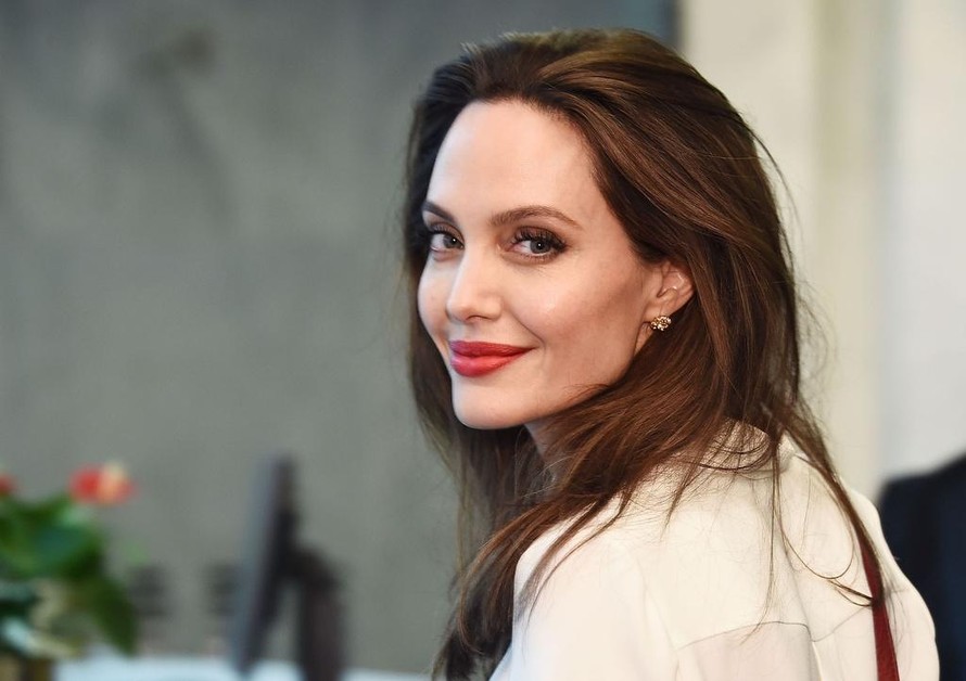 Angelina Jolie xô đổ kỷ lục của 'tình địch' cũ trong lần đầu dùng Instagram