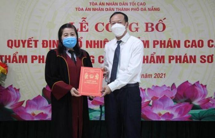 Bà Nguyễn Thị Cảnh- Chánh án TAND TP Đà Nẵng nhận quyết định bổ nhiệm chức danh Thẩm phán cao cấp.