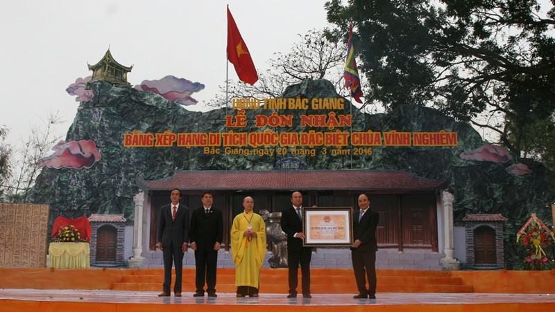  Phó Thủ tướng Nguyễn Xuân Phúc trao Bằng công nhận Di tích quốc gia đặc biệt chùa Vĩnh Nghiêm. Ảnh: Nguyễn Trường