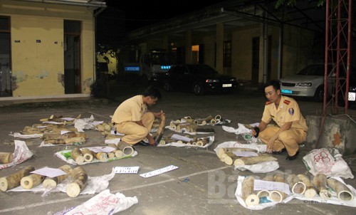 Lực lượng chức năng kiểm đếm ngà voi bị thu giữ tại Bắc Giang đêm 21/5.