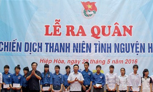 Phó Chủ tịch UBND tỉnh Bắc Giang Lê Ánh Dương động viên, tặng quà các thanh niên có hoàn cảnh khó khăn 
