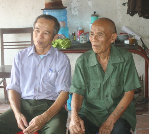 Ông Trần Văn Thêm (bên phải) và một người cháu tại nhà ở xã Yên Phu, Yên Phong, Bắc Ninh.Ảnh: Nguyễn Trường