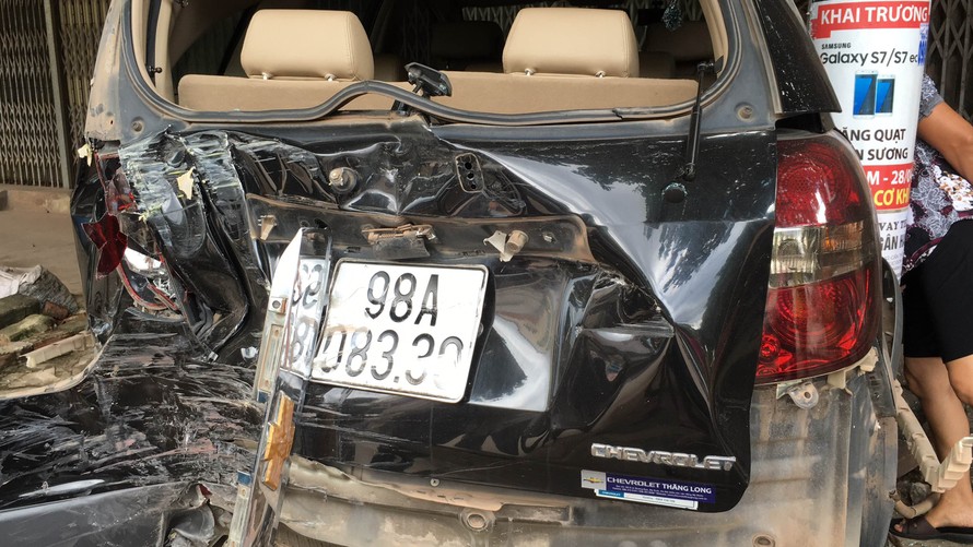 Một chiếc xe ô tô bị Việt Anh lao móp phía sau Photo: Nguyễn Trường