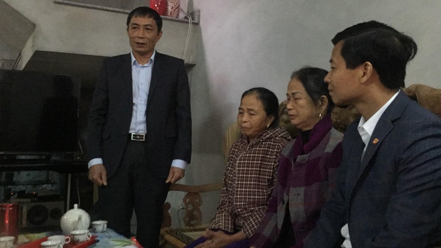 Phó Chủ tịch UBND tỉnh Bắc Ninh Nguyễn Văn Phong thăm, động viên gia đình bệnh nhi tử vong sáng ngày 21/11.