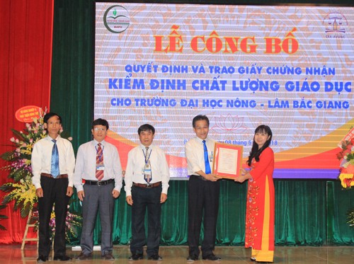 Lãnh đạo Trường Đại học Nông - Lâm Bắc Giang đón nhận Giấy chứng nhận kiểm định chất lượng giáo dục. 