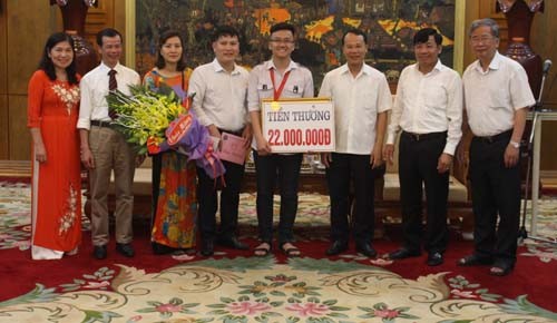 Chủ tịch UBND TP Bắc Giang Mai Sơn trao số tiền 22 triệu đồng thưởng cho Trịnh Duy Hiếu 