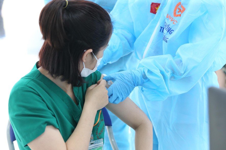 Bộ Y tế vào cuộc vụ thu tiền tiêm vắc xin COVID-19