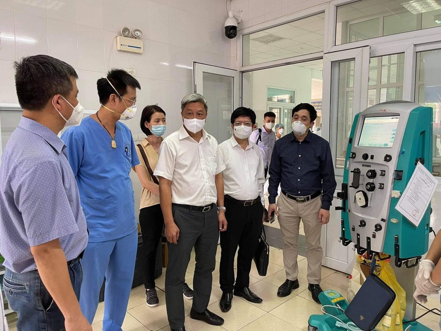 Thứ trưởng Nguyễn Trường Sơn kiểm tra công tác điều rtị bệnh nhân COVID-19 tại Bắc Giang