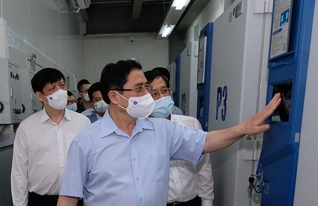 Thủ tướng Phạm Minh Chính thăm thăm các phòng thí nghiệm, kho lưu trữ vắc xin Viện Vệ sinh dịch tễ Trung ương chiều 24/6. Ảnh: Trần Minh