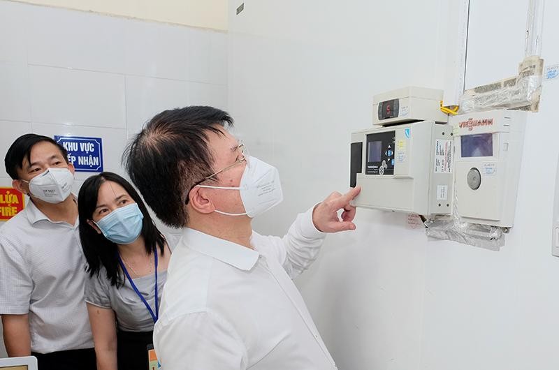 Thứ trưởng Trương Quốc Cường kiểm tra kho lạnh bảo quản vắc xin của CDC Hà Nội Ảnh: Trần Minh