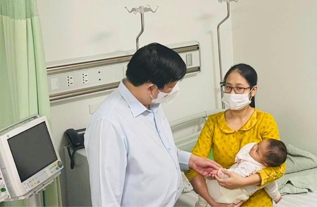 Bộ trưởng Bộ Y tế thăm, trò chuyện với gia đình cháu bé bị tiêm nhầm vắc xin đang theo dõi sức khoẻ tại Bệnh viện Xanh Pôn