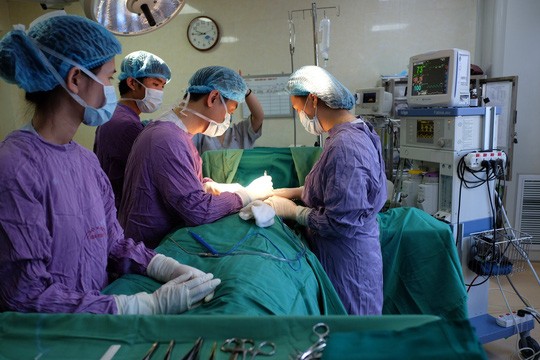 Cô gái 25 tuổi bị hoại tử mông sau khi tiêm silicon nâng cấp vòng 3.