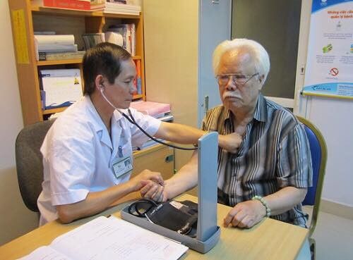 Bác sĩ BV Lão khoa khám cho bệnh nhân cao tuổi