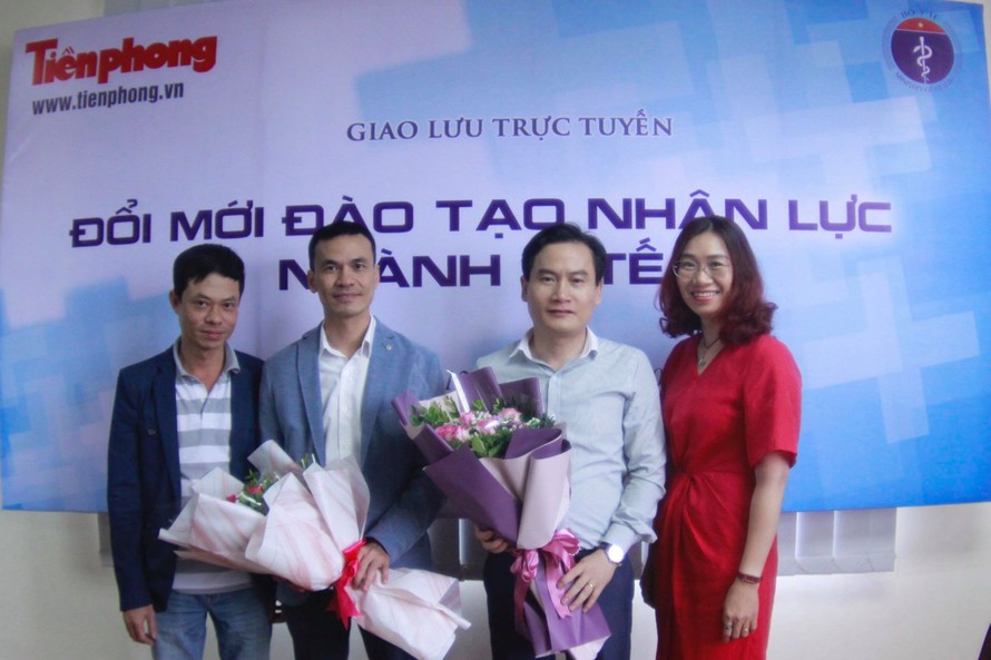 Đại diện Báo Tiền Phong tặng hoa các khách mời tham gia buổi giao lưu trực tuyến. Ảnh: Duy Phạm