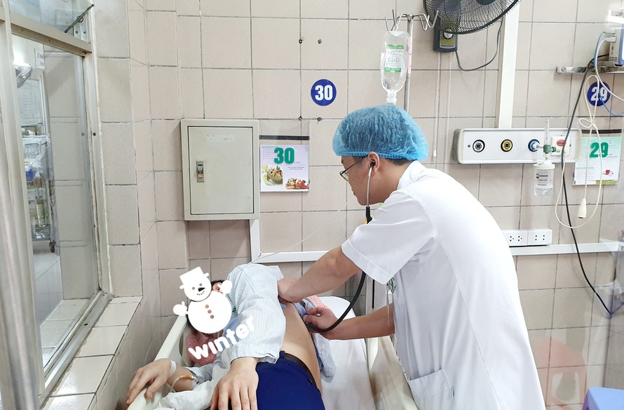 Bác sĩ BV Bạch Mai chăm sóc bệnh nhân ngộ độc rượu