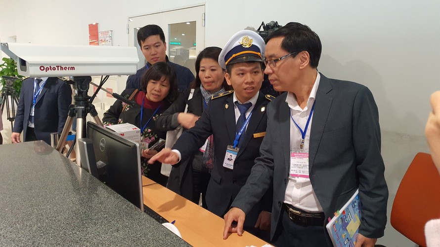 TS Đặng Quang Tấn kiểm tra phòng chống dịch tại sân bay Nội Bài