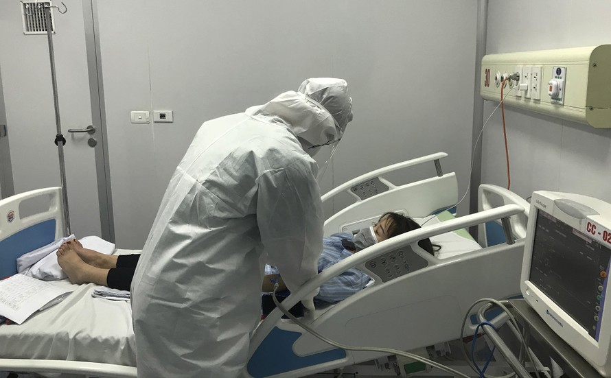 Bác sĩ khám cho bệnh nhân N.T.D. (23 tuổi ở Vĩnh Phúc) dương tính với virus corona mới 