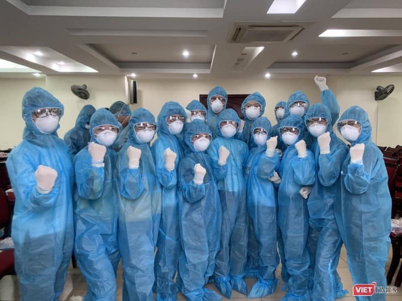 Các sinh viên năm cuối Trường Đại học Y Hà Nội cùng tham gia chống dịch Covid-19 với ngành y tế Hà Nội