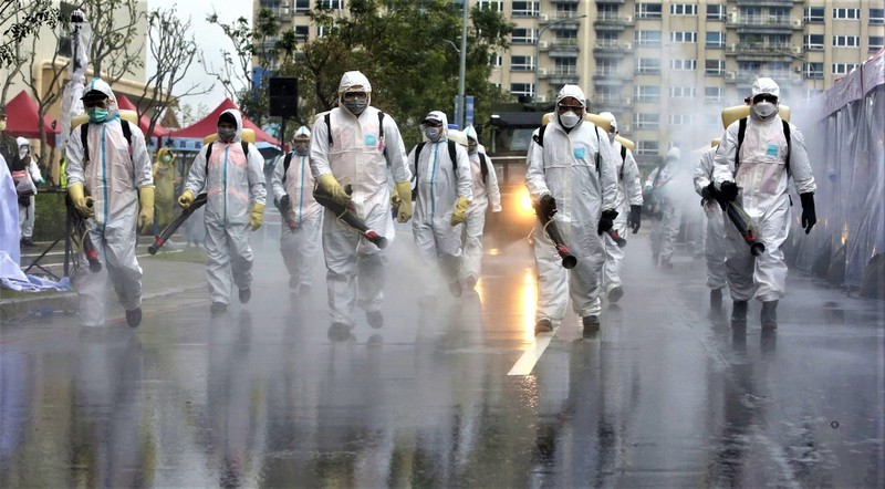 Binh sĩ Đài Loan phun chất tiệt trùng tại thủ đô Đài Bắc. Nguồn: theguardian.com