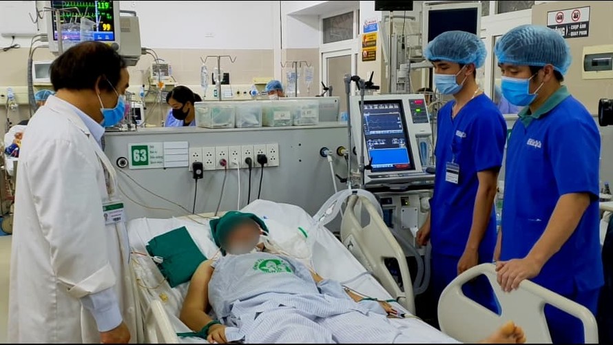 PGS.TS Nguyễn Văn Chi và các bác sĩ hội chẩn ca bệnh nặng tại giường bệnh nhân