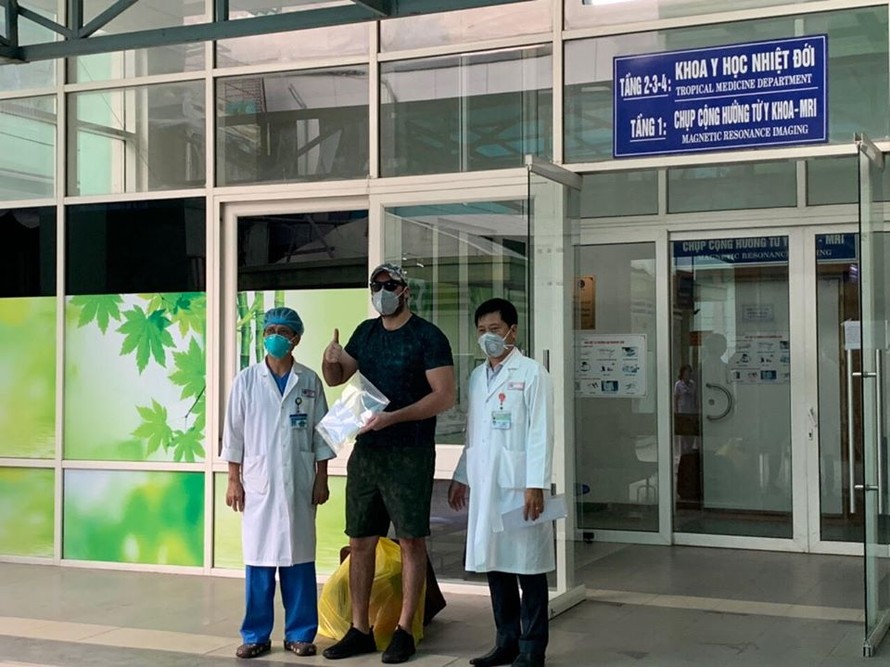 Ảnh: Tại Bệnh viện Đà Nẵng bệnh nhân người Mỹ được công bố khỏi bệnh. 