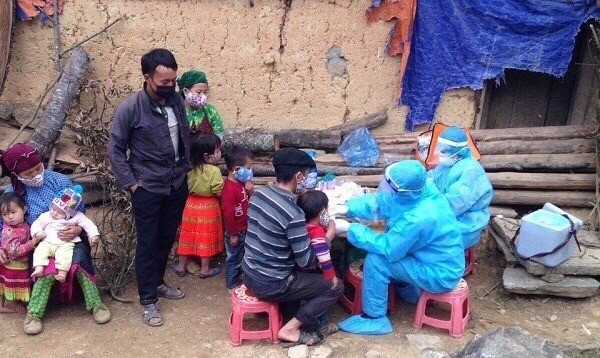 Cán bộ y tế lấy mẫu xét nghiệm cho người dân thôn Pín Tủng, Đồng Văn, Hà Giang