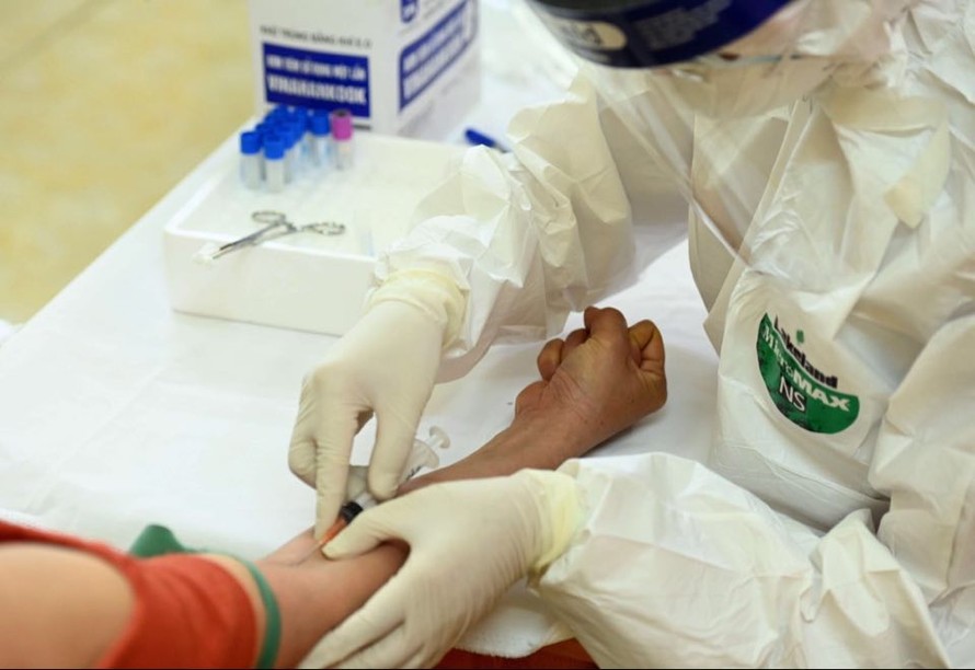Lấy máu xét nghiệm cho tiểu thương ở Hà Nội Ảnh: Như Ý