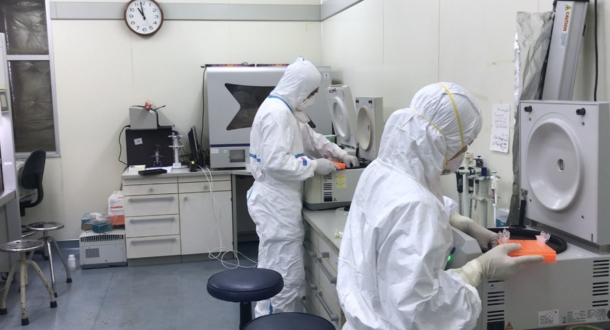 Xét nghiệm tìm SARS-CoV-2 tại Viện Vệ sinh dịch tễ T.Ư Ảnh: Thái Hà