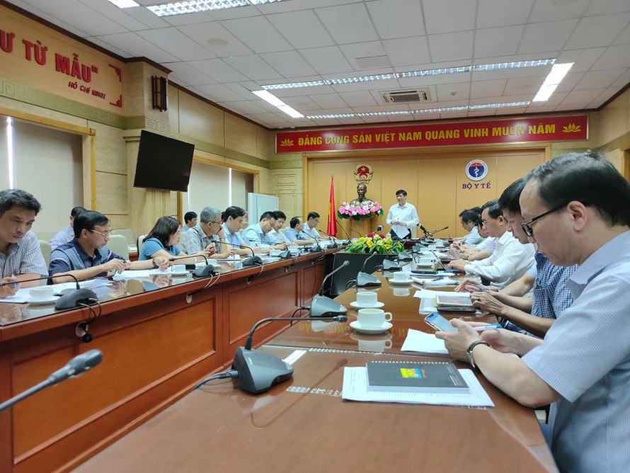 Quyền Bộ trưởng Bộ Y tế Nguyễn Thanh Long chủ trị cuộc họp khẩn chiều tối ngày 7/7