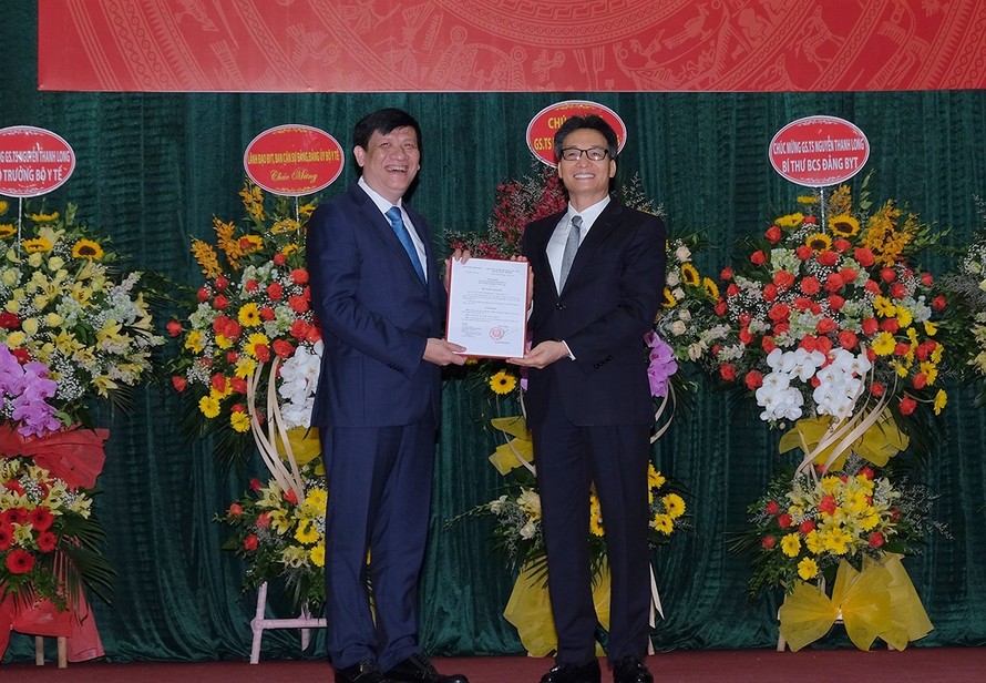 Trao quyết định giao quyền Bộ trưởng Bộ Y tế cho GS.TS Nguyễn Thanh Long