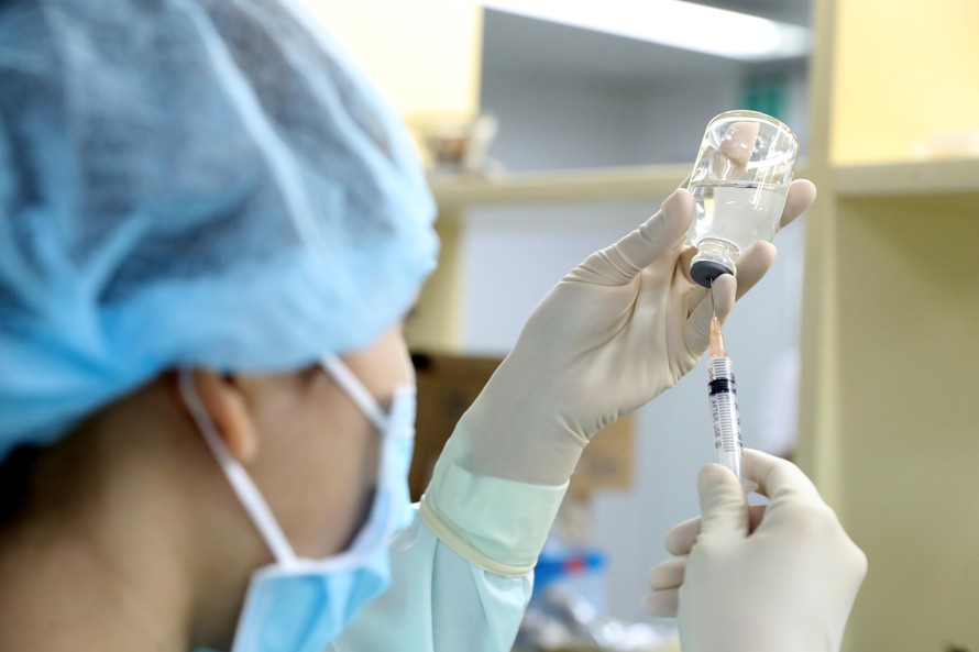 Nhà khoa học Việt Nam nghiên cứu vắc-xin ngừa COVID-19. Ảnh: Như Ý