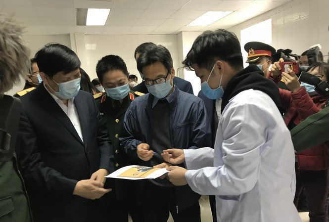 Phó Thủ tướng thăm 3 người tình nguyện tiêm vắc-xin ngừa COVID-19