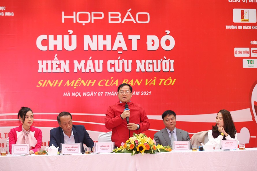 Nhà báo Lê Xuân Sơn, Tổng Biên tập báo Tiền Phong phát biểu tại họp báo. Ảnh: Như Ý
