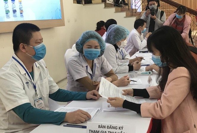 3 người đầu tiên thử nghiệm vắc-xin ngừa COVID-19 tại Việt Nam được tiêm mũi thứ hai