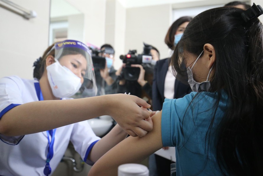 Tiêm vắc xin cho nhân viên y tế BV Thanh Nhàn Ảnh: Như Ý