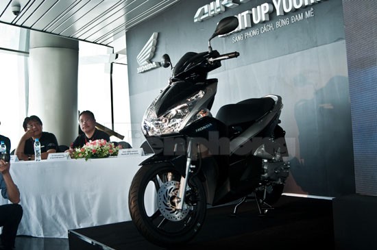 Honda Air Blade 2011: Giá mới, động cơ cũ