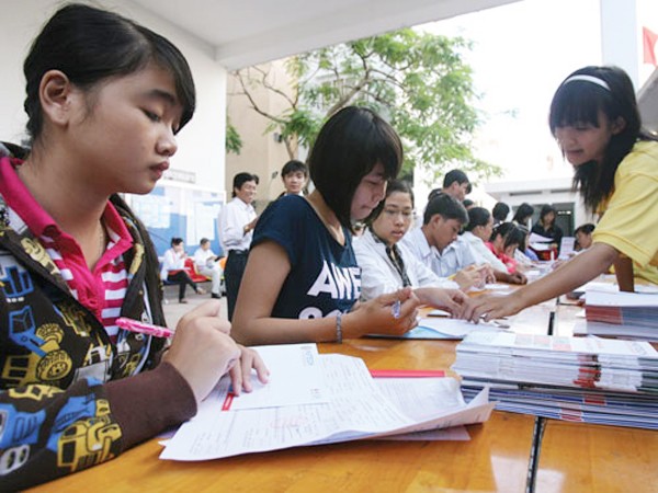 Một trường ĐH tư vấn cho thí sinh về chương trình liên thông từ CĐ lên ĐH - Ảnh: Đào Ngọc Thạch