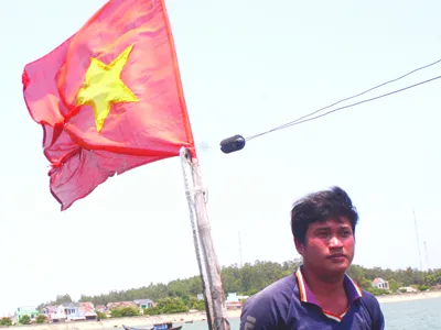 Quấn cờ Tổ quốc vào ngực, bám biển, giữ chủ quyền